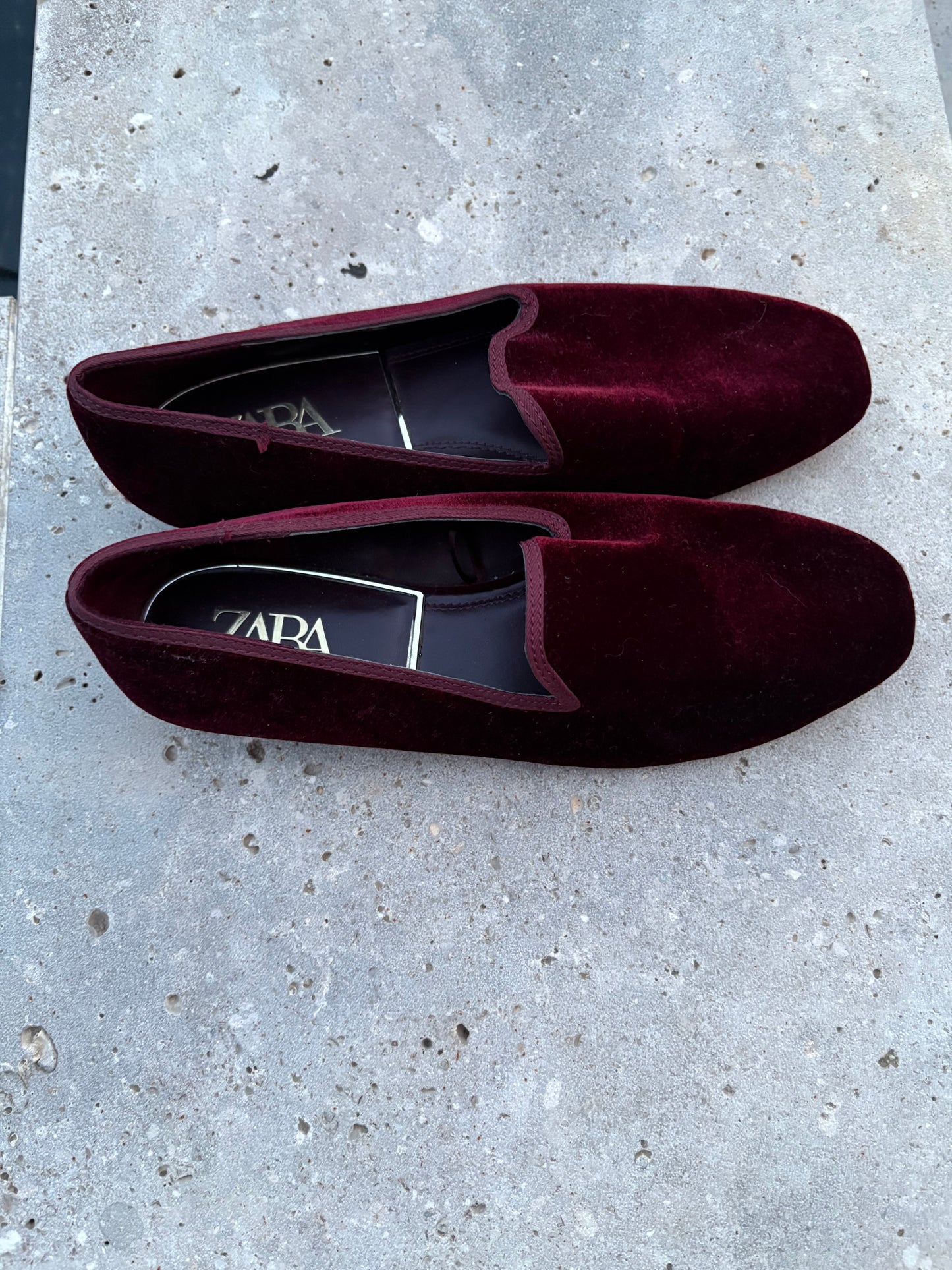ZARA. Mocasines terciopelo burdeos