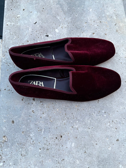 ZARA. Mocasines terciopelo burdeos