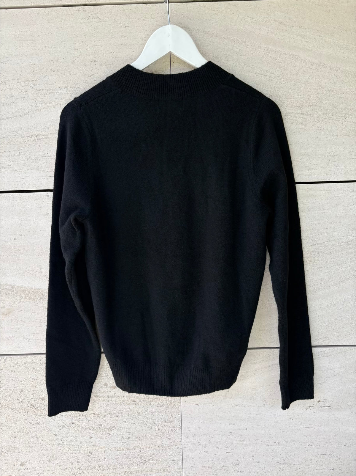 COOSY. Jersey negro cuello pico
