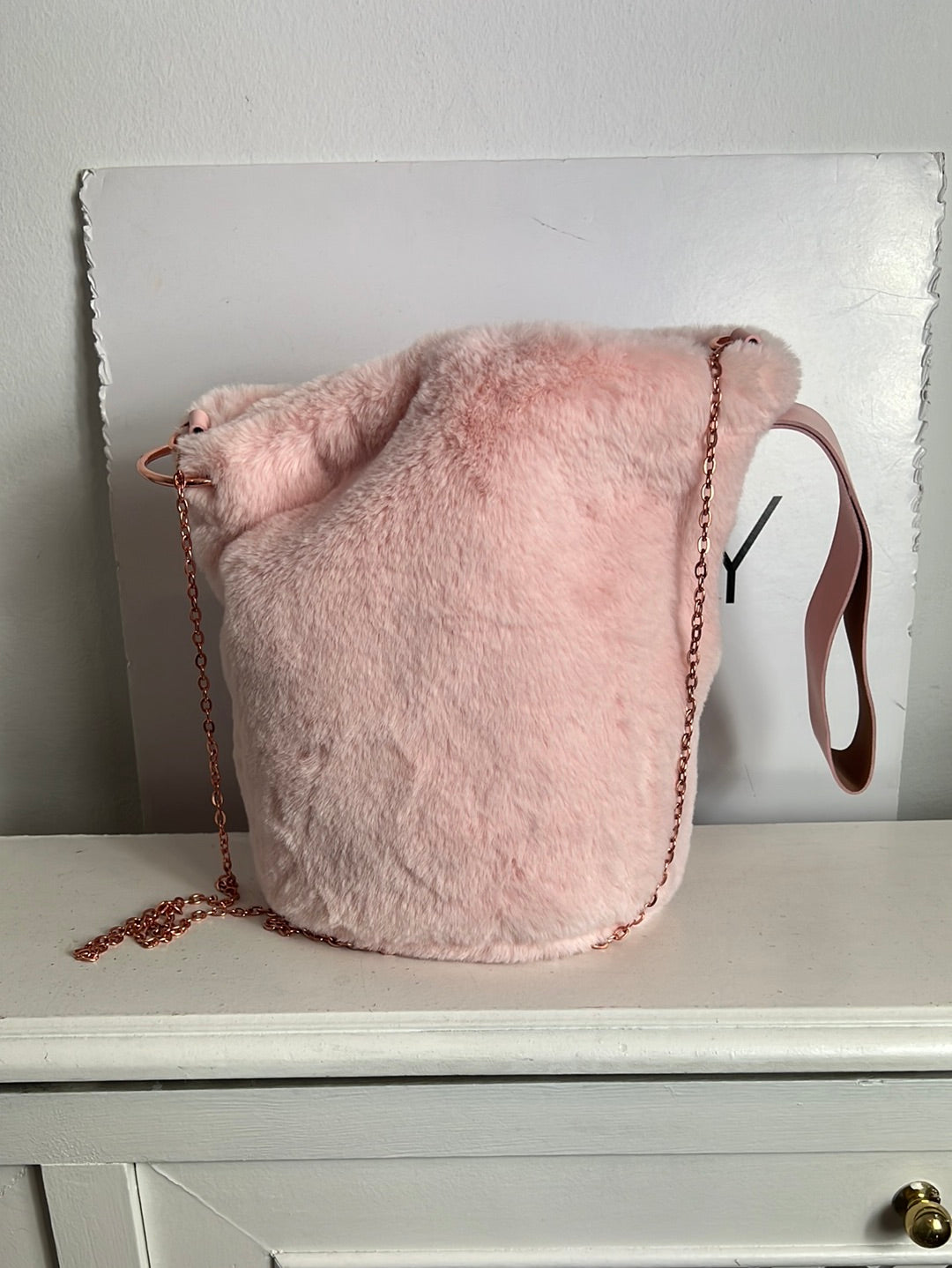 OTRAS. Bolso pelito rosa doble asa