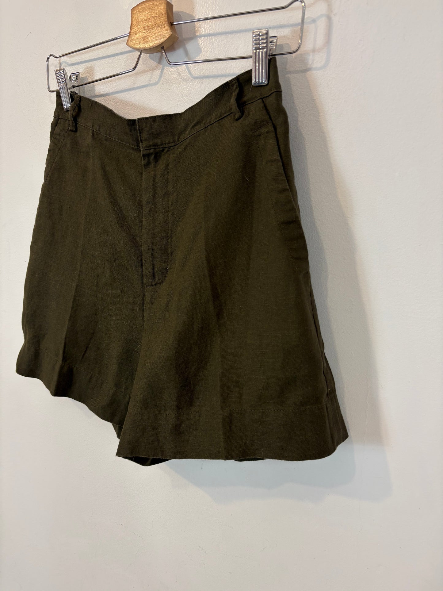 MASSIMO DUTTI. Bermuda lino caqui