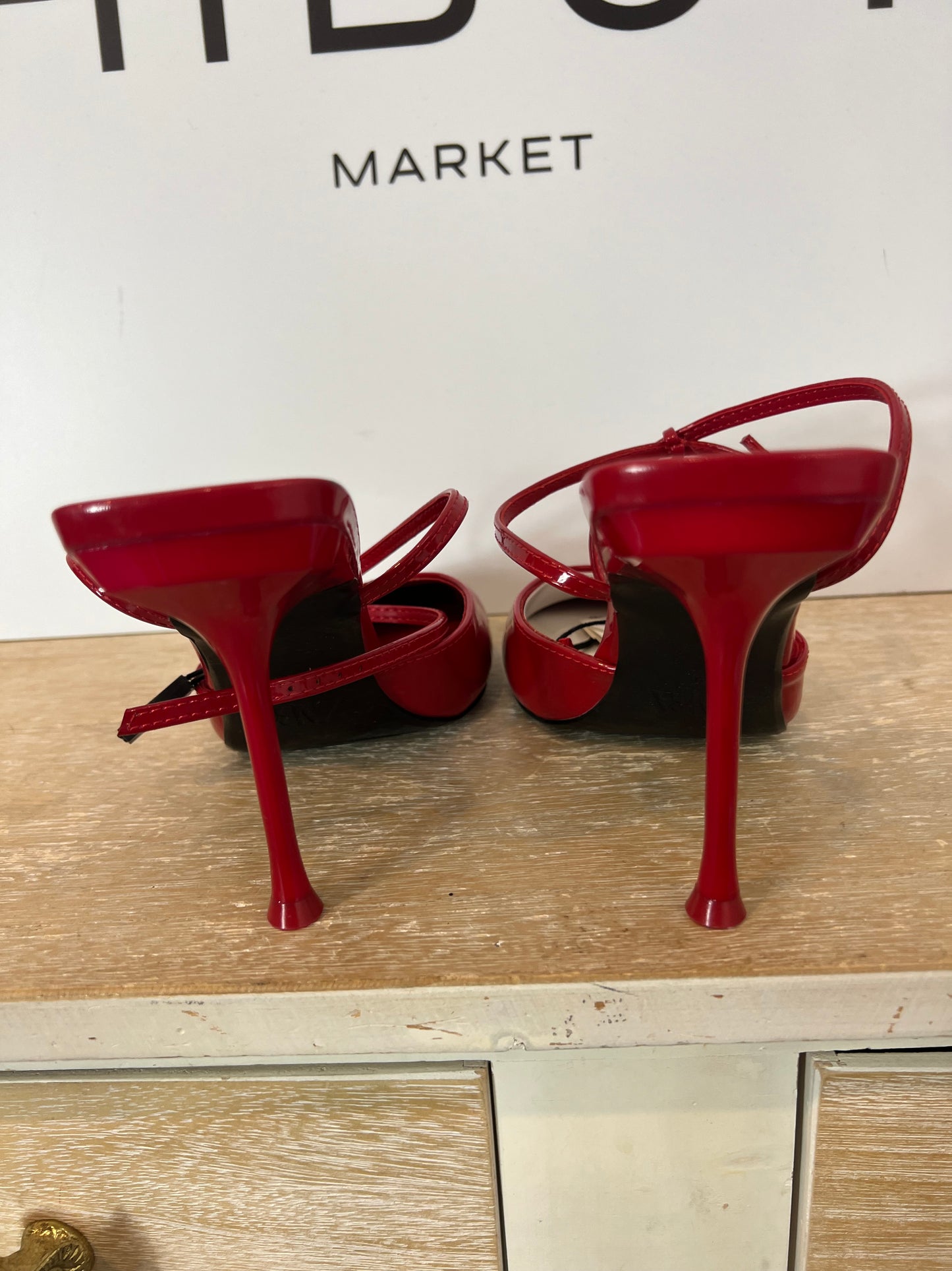 ZARA. Sandalia roja charol. T 40