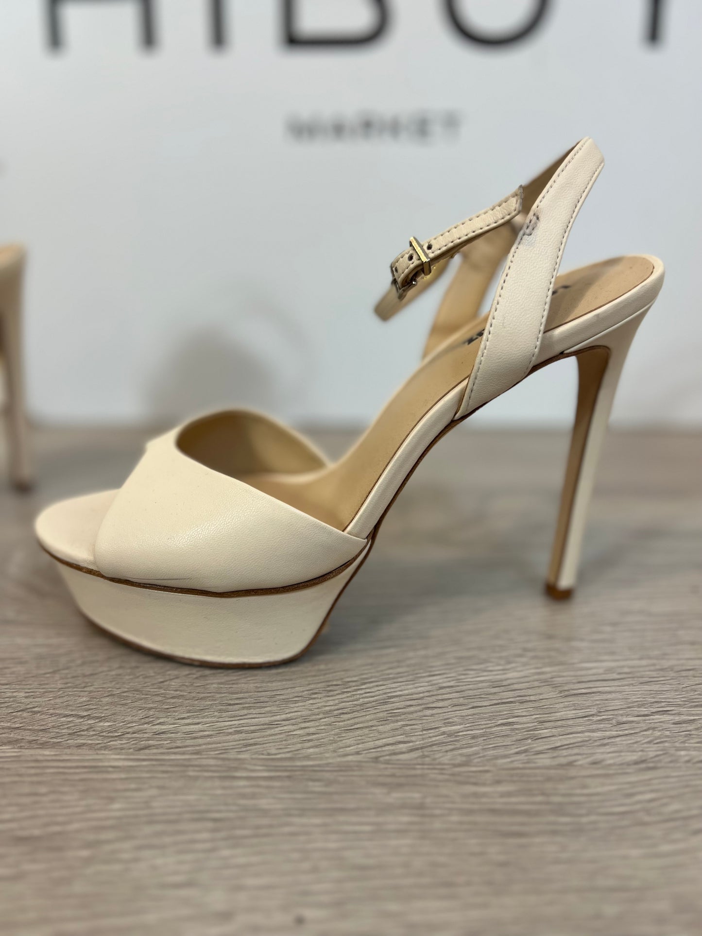 LOLA CRUZ. Sandalia beige claro plataforma. T 39