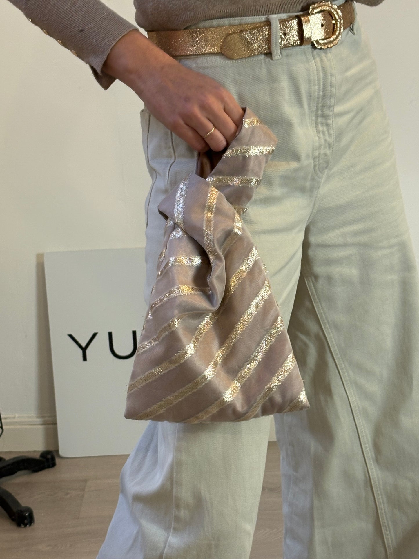 BLUELOW. Bolso japonés rayas doradas