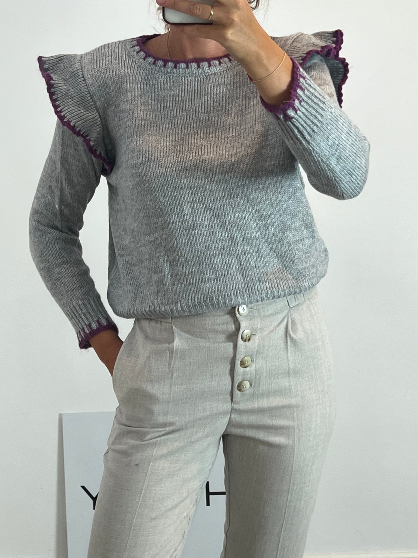 OTRAS. Jersey gris detalles morados. T S/M