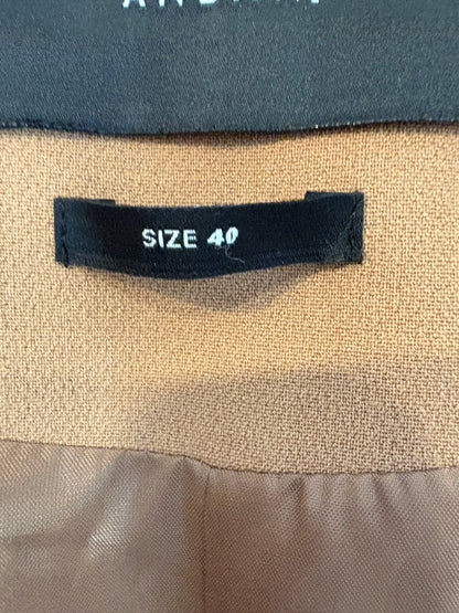 Total look pantalón y chaleco camel