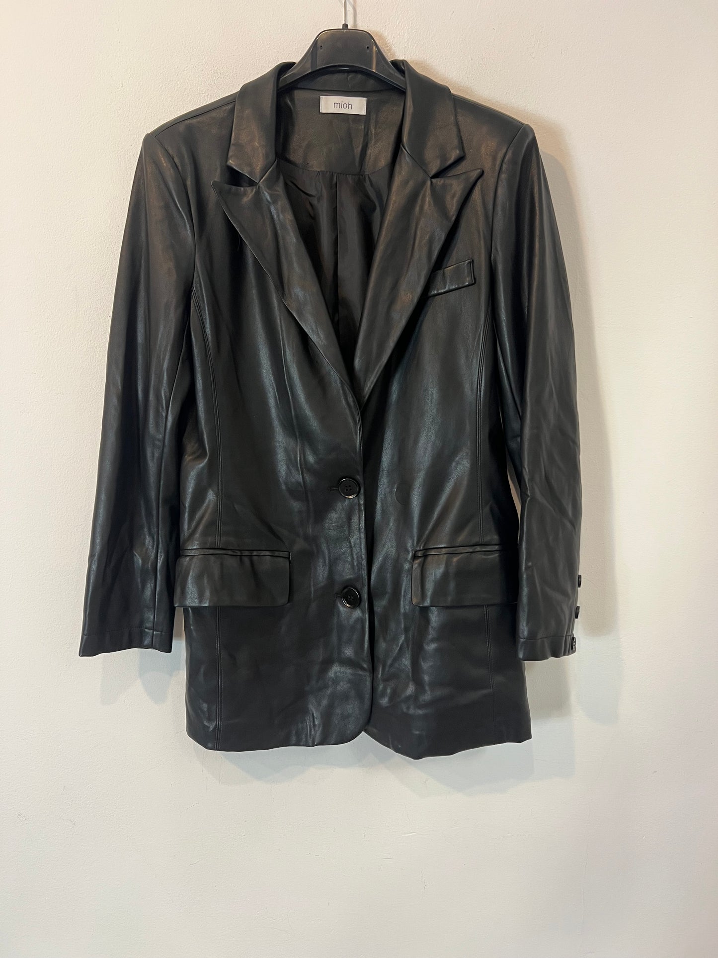 MIOH. blazer negra efecto piel