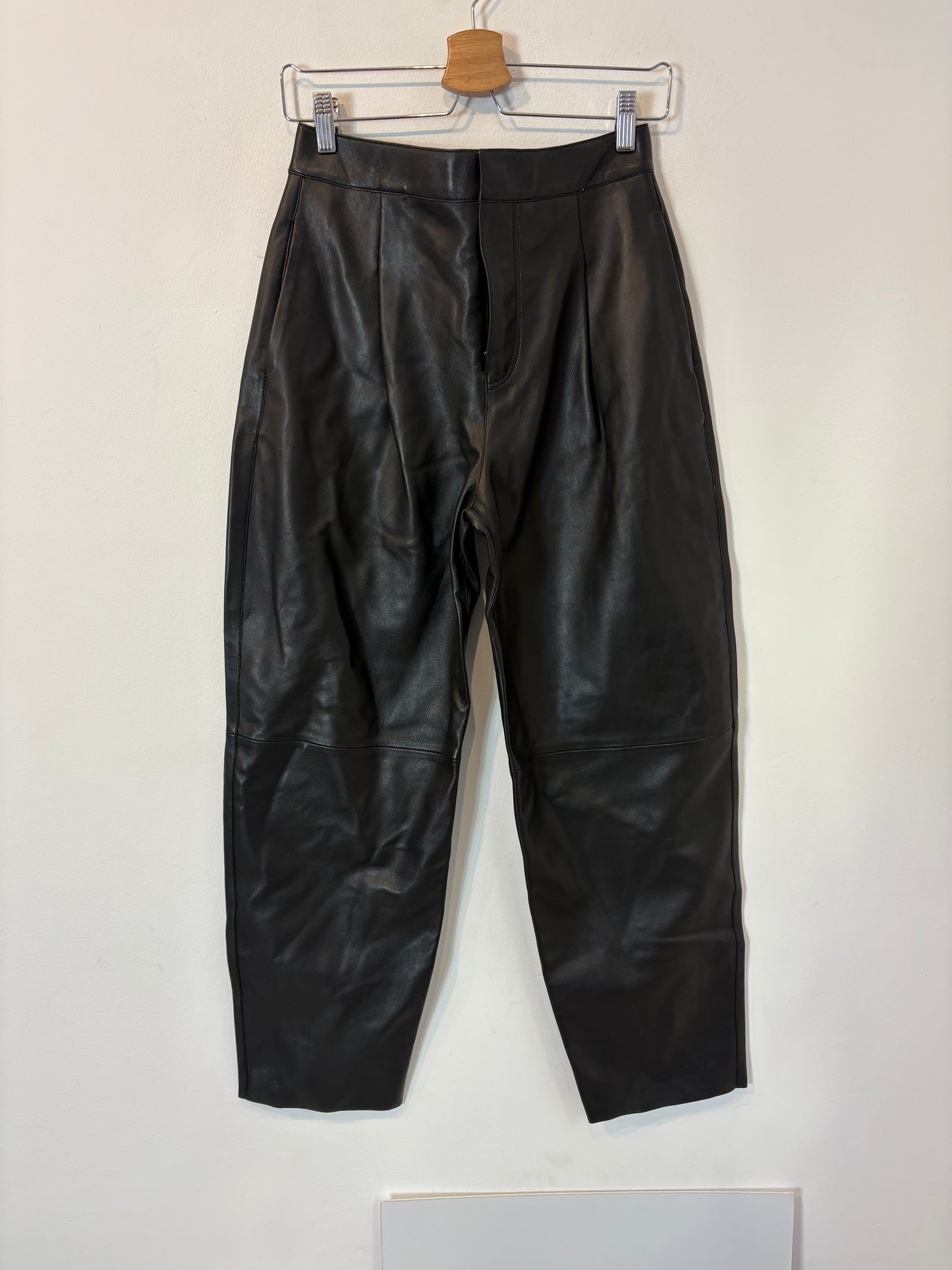 ZARA. Pantalón piel pinzas