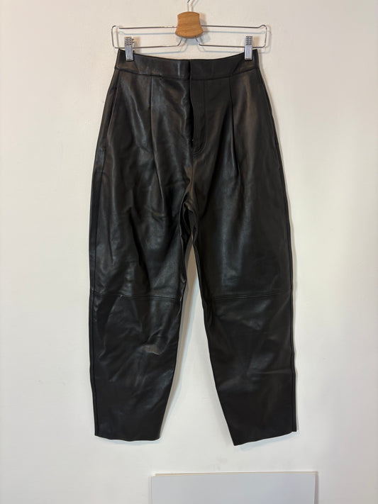 ZARA. Pantalón piel pinzas