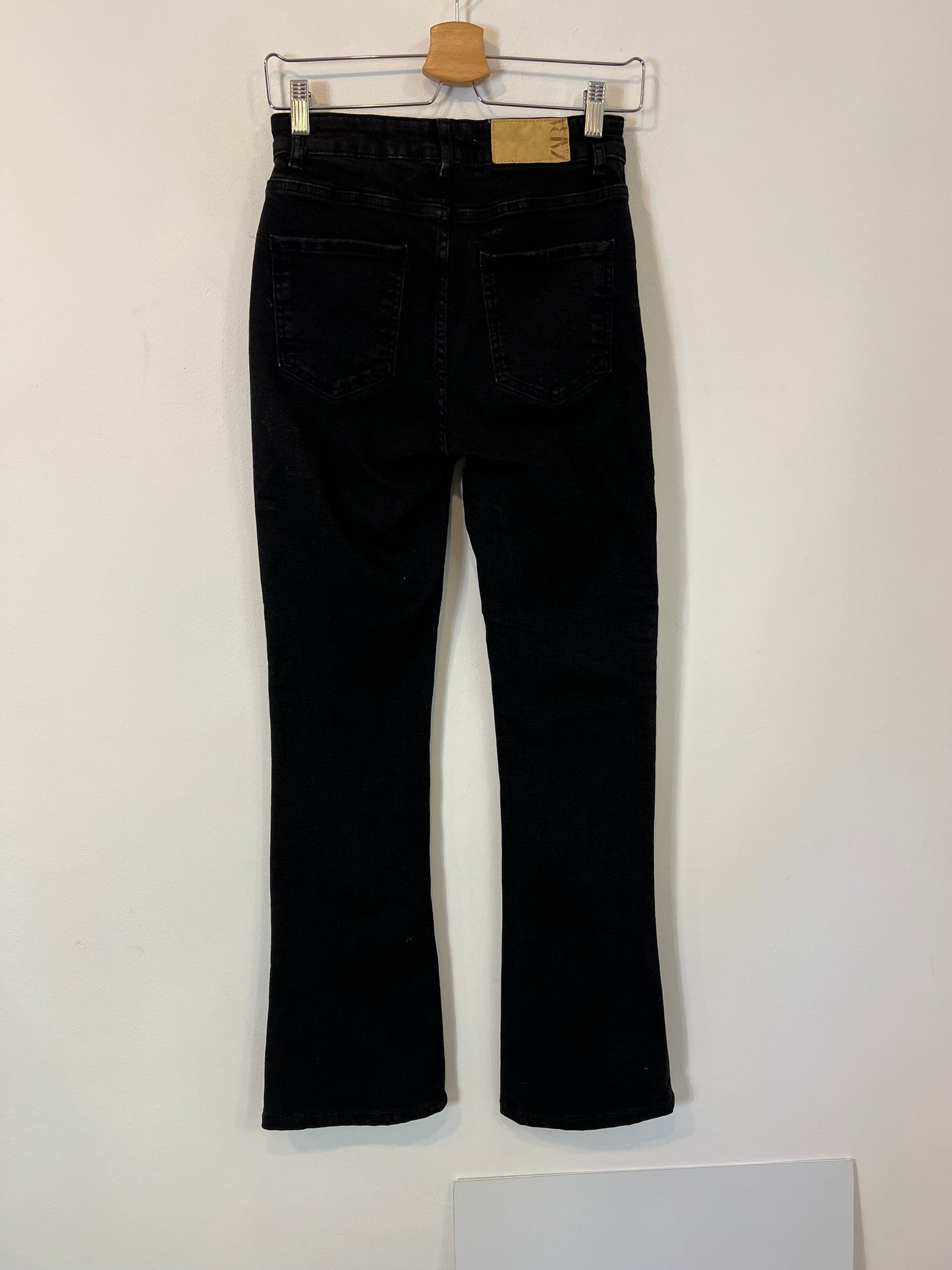 ZARA. Pantalón negro campana T.38