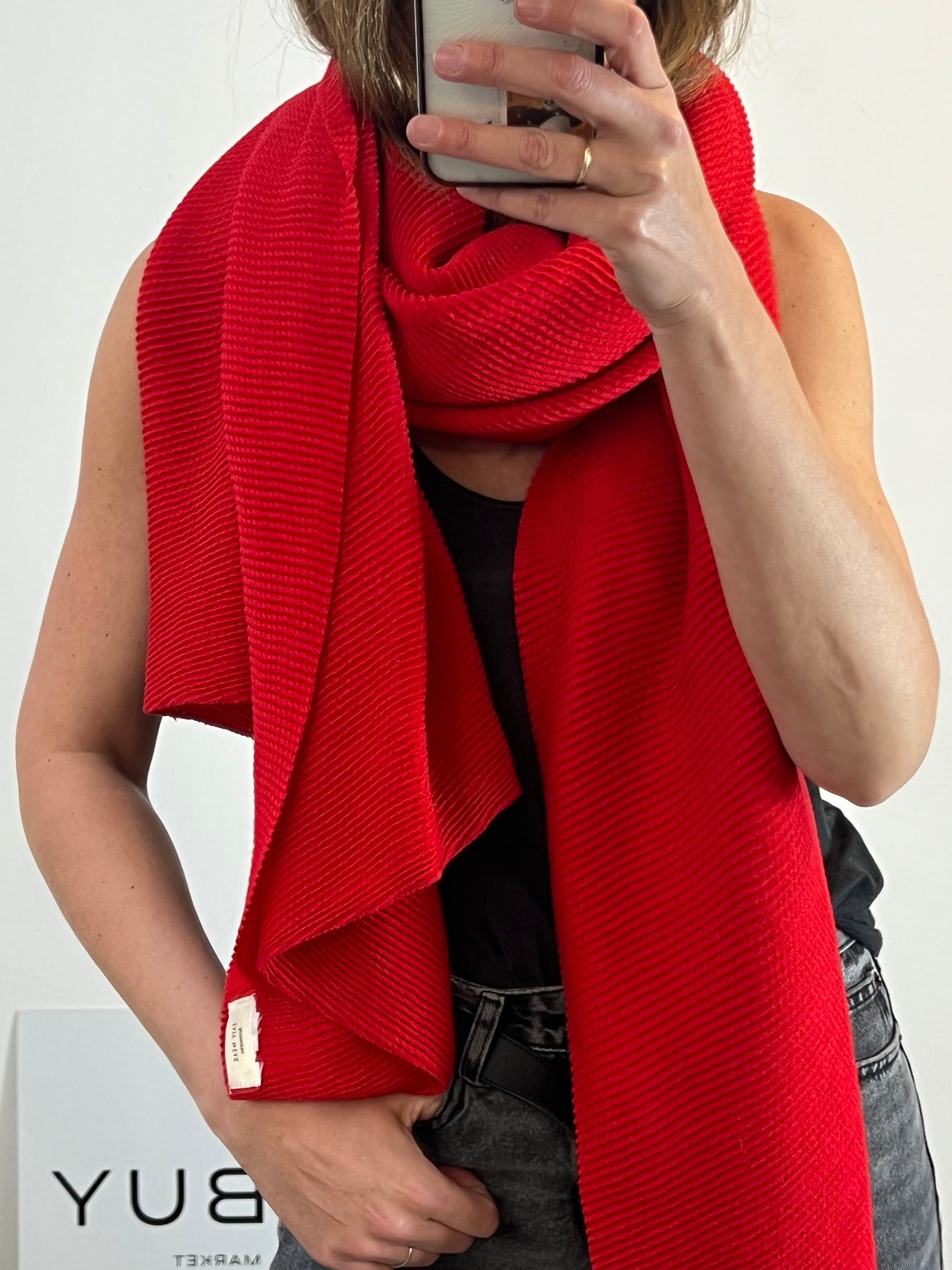 EASY WEAR. Light textured red scarf