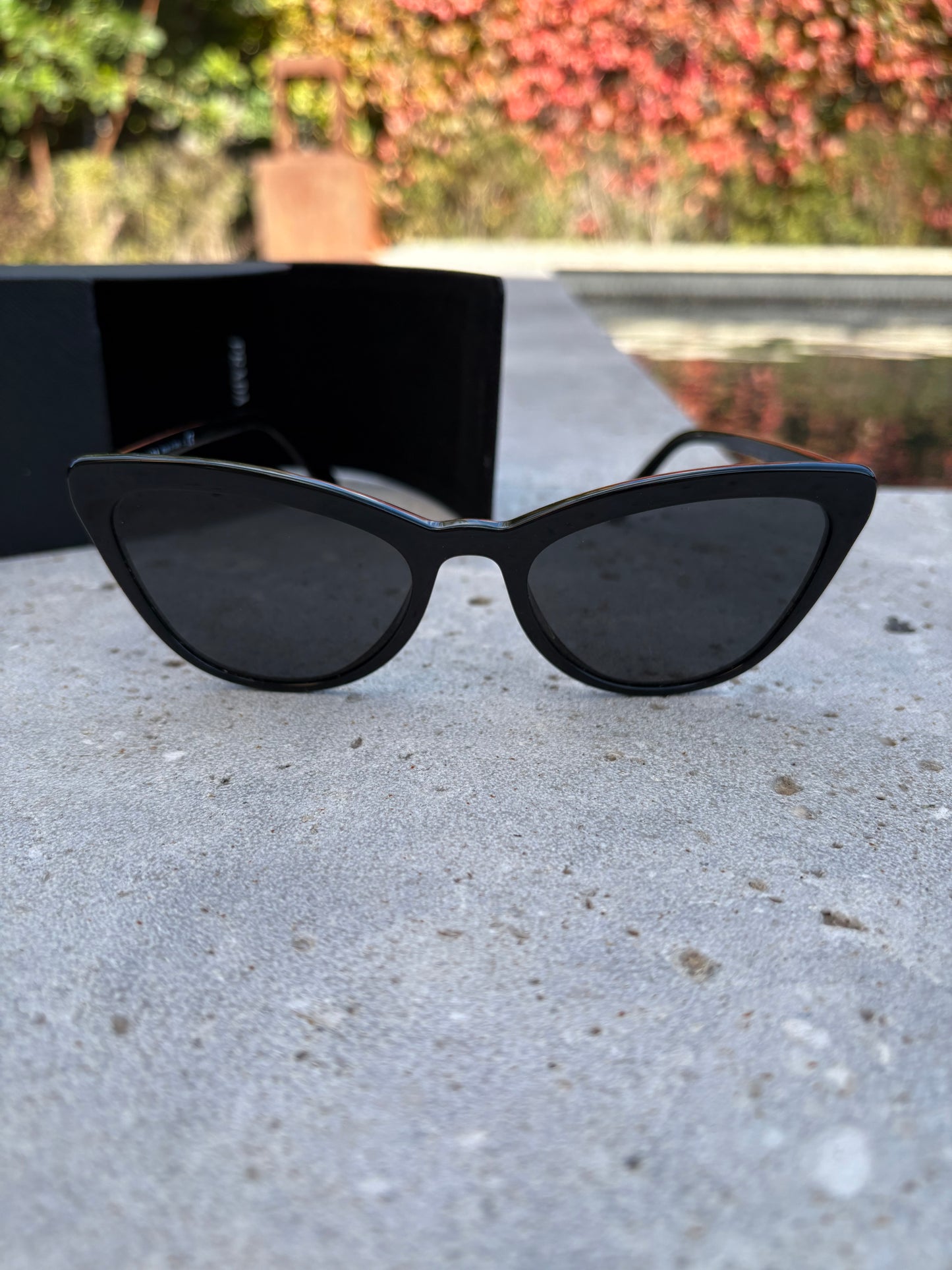 PRADA. Gafas de sol negras