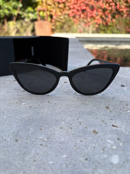 PRADA. Gafas de sol negras
