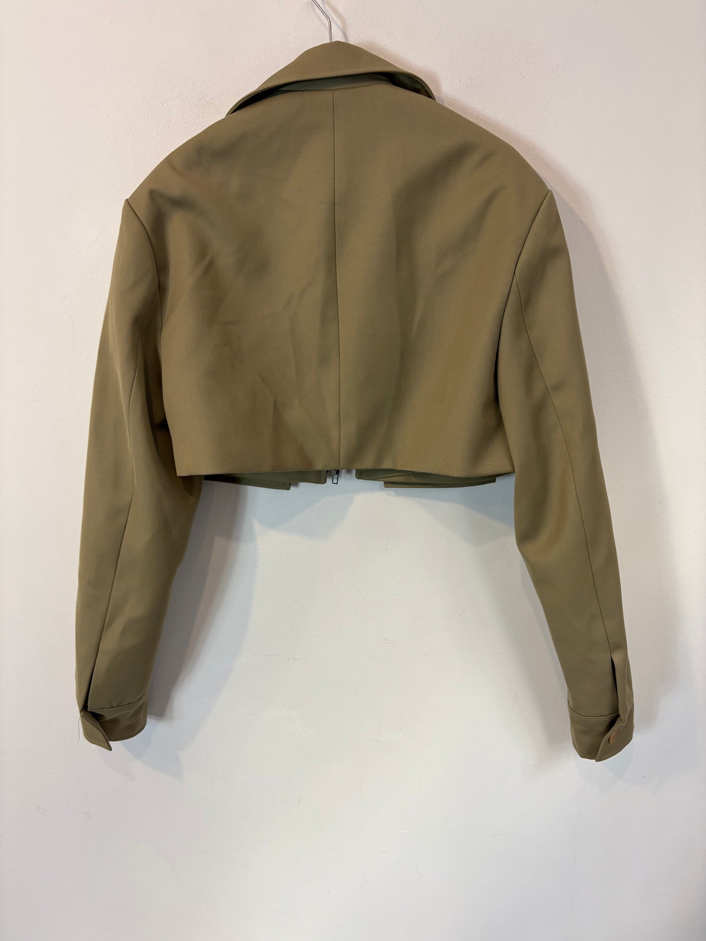 LA VIE. Chaqueta verde cropped bolsillos