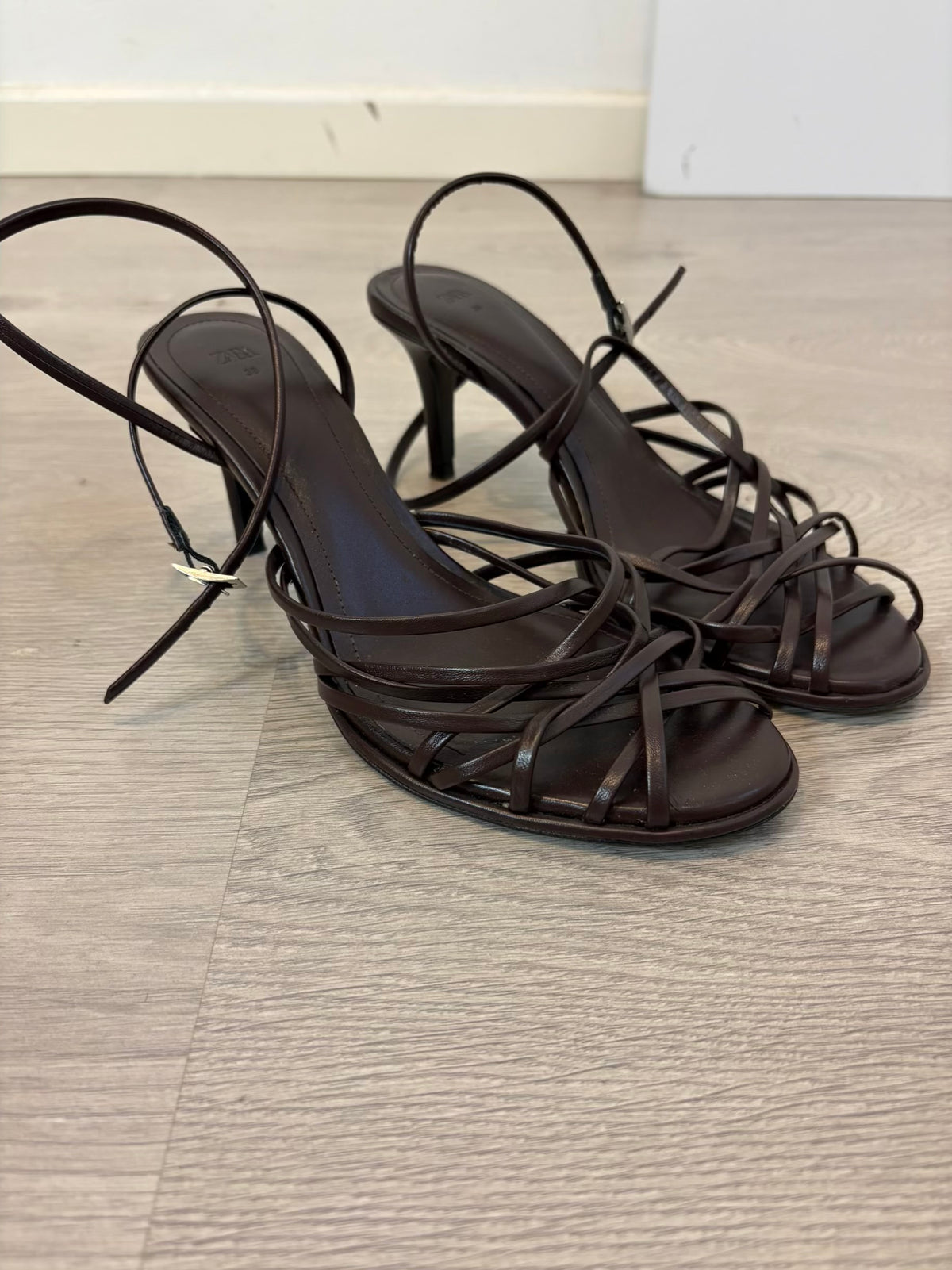 ZARA. Sandalia tacón con tiras finas cruzadas. T 38
