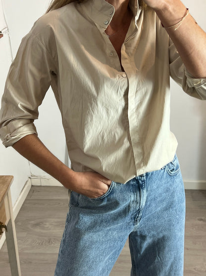 SHON MOTT. Camisa beige cuello mao. T 1(S)