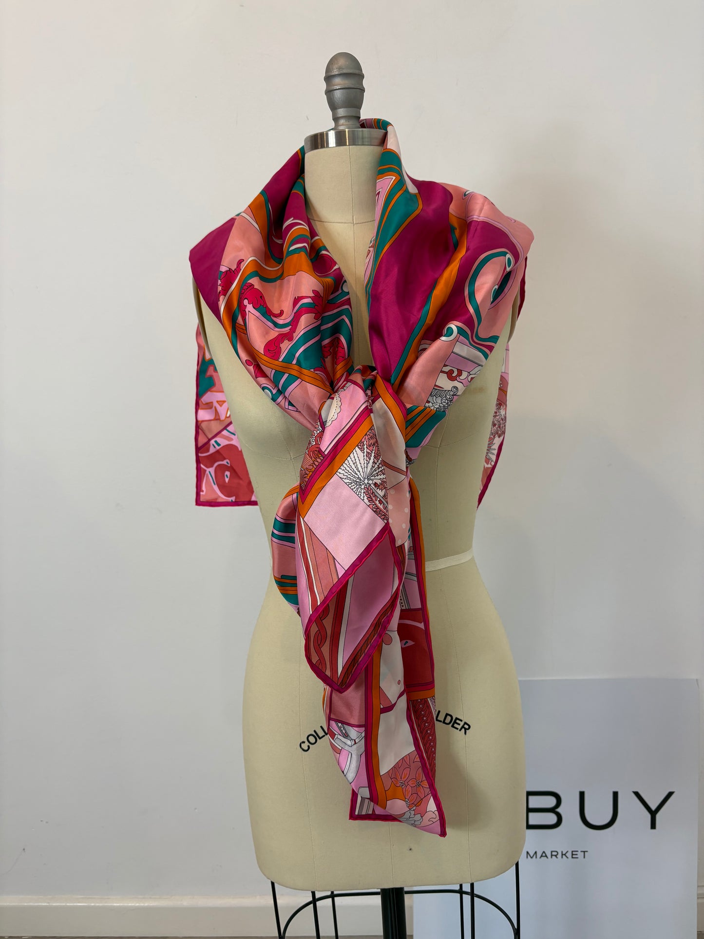 HERMÉS. Pañuelo rosa estampado