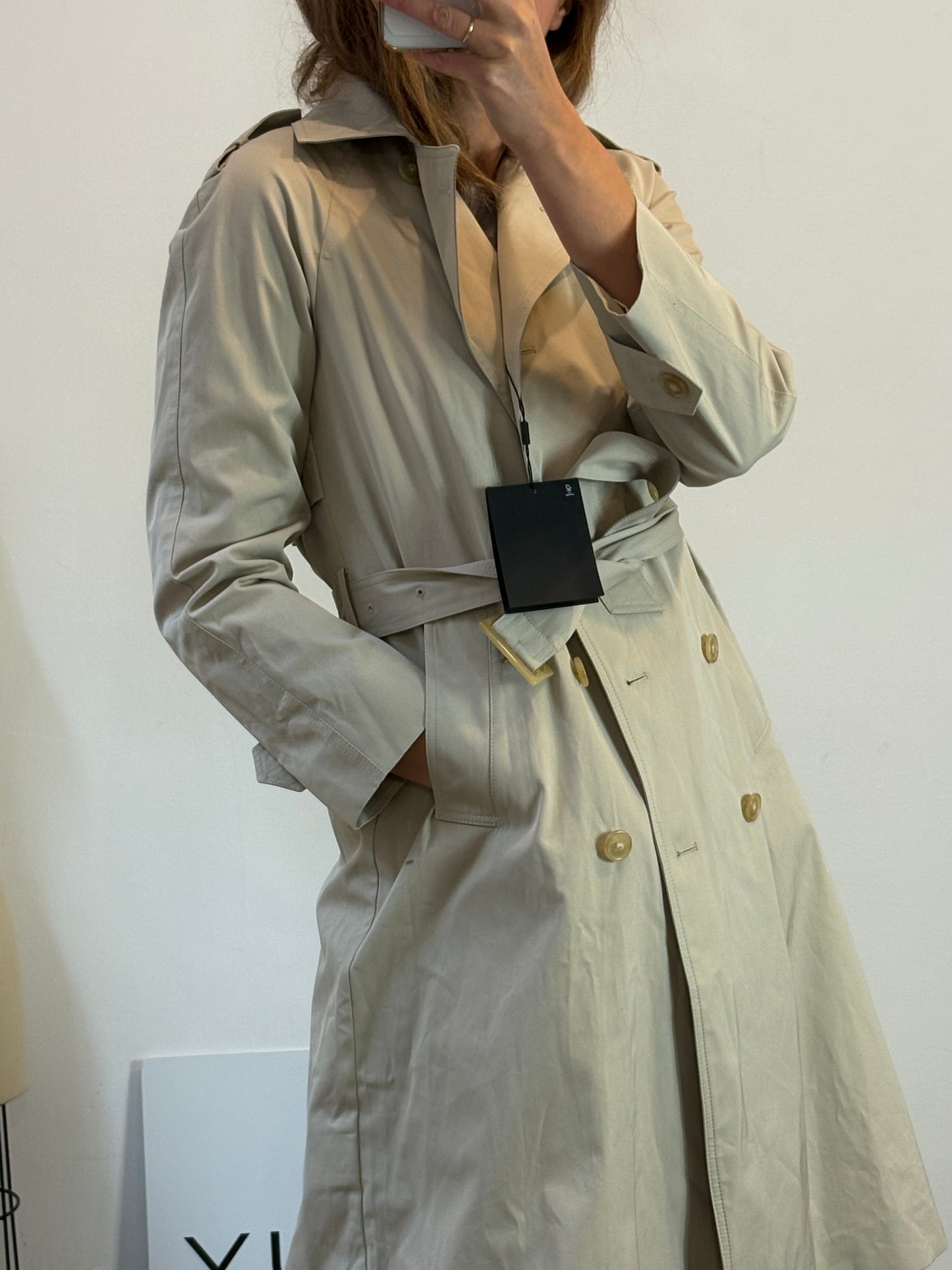 MASSIMO DUTTI. Gabardina beige clásica