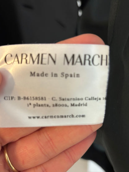 CARMEN MARCH. Chaqueta larga negra detalle botones