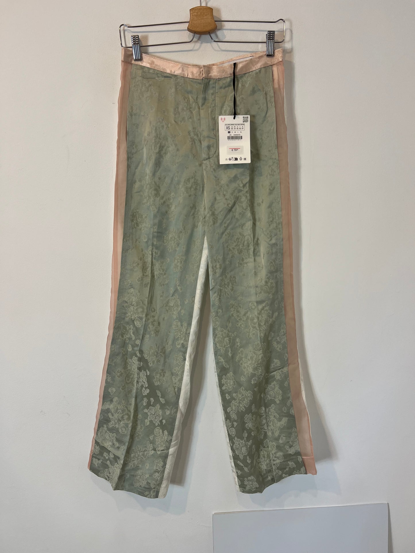 ZARA. Pantalón ancho colores y flores T.xs