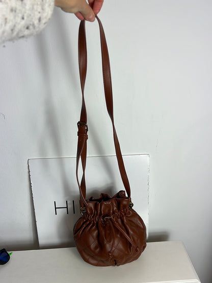 THE DROP. Bolso estilo saco marrón