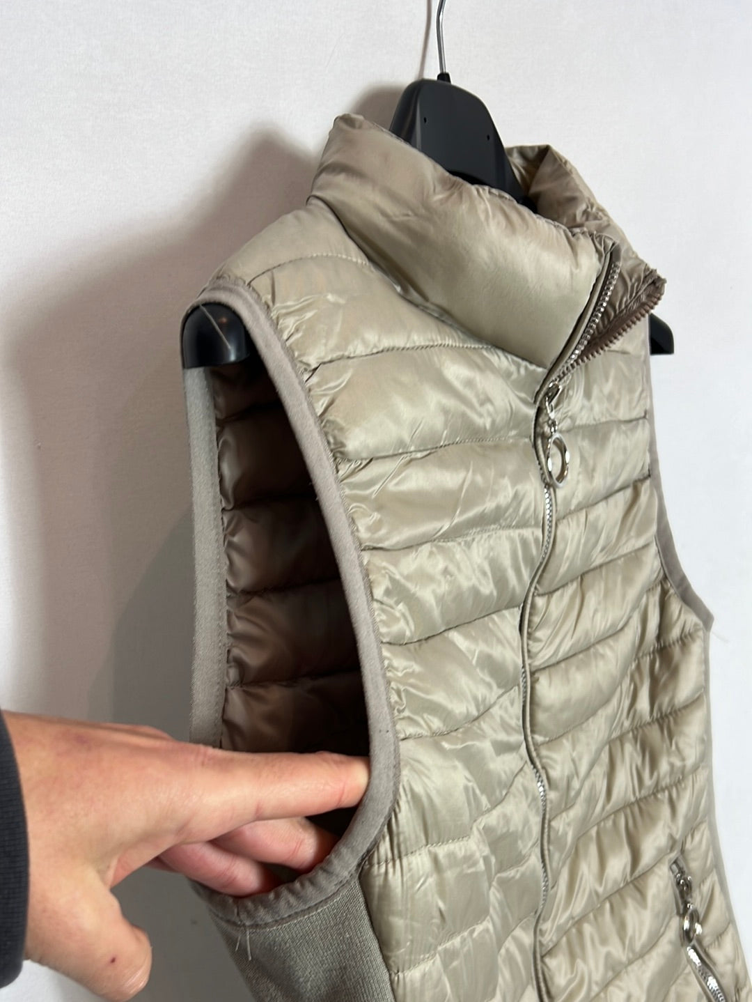 Pompom. Beige sleeveless feathers. TM