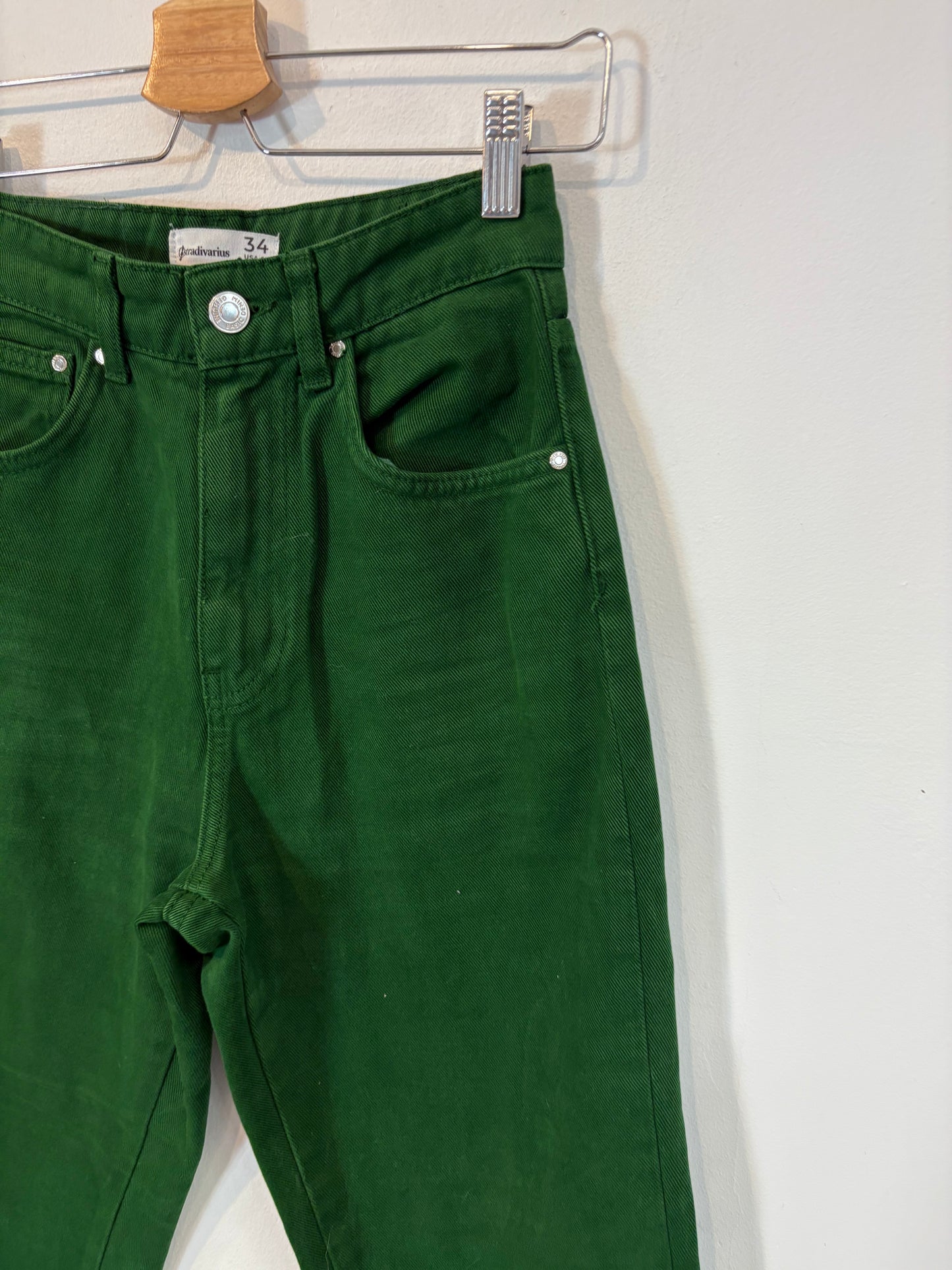 STRADIVARIUS. Denim verde cintura alta. T 34