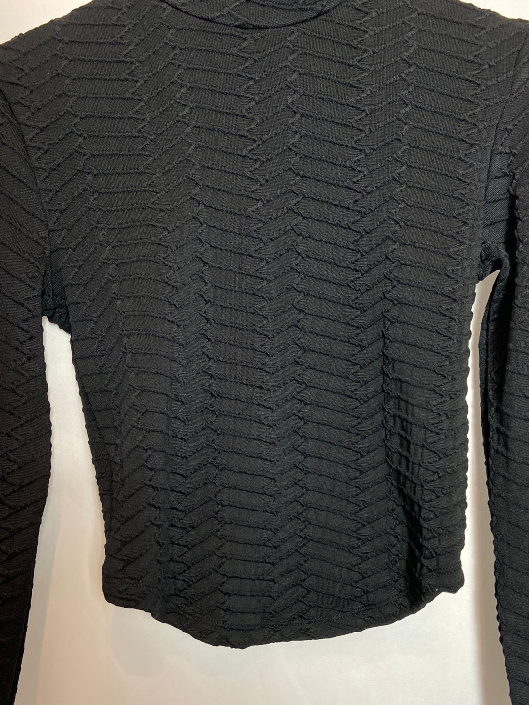 BERSHKA. Croptop textura negro. T.s