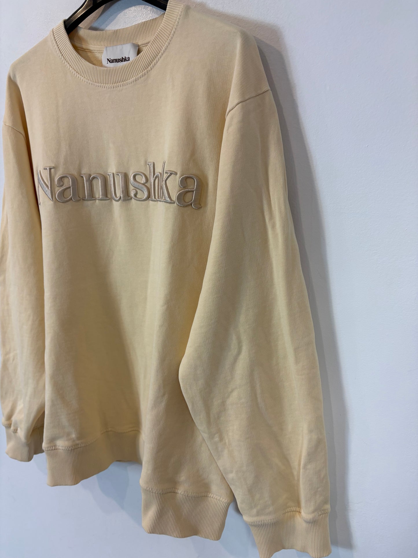 NANUSHKA. Sudadera beige bordada