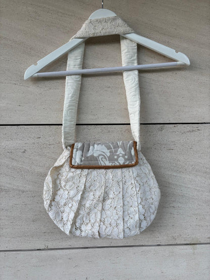 OTRAS. Bolso de hombro texturas