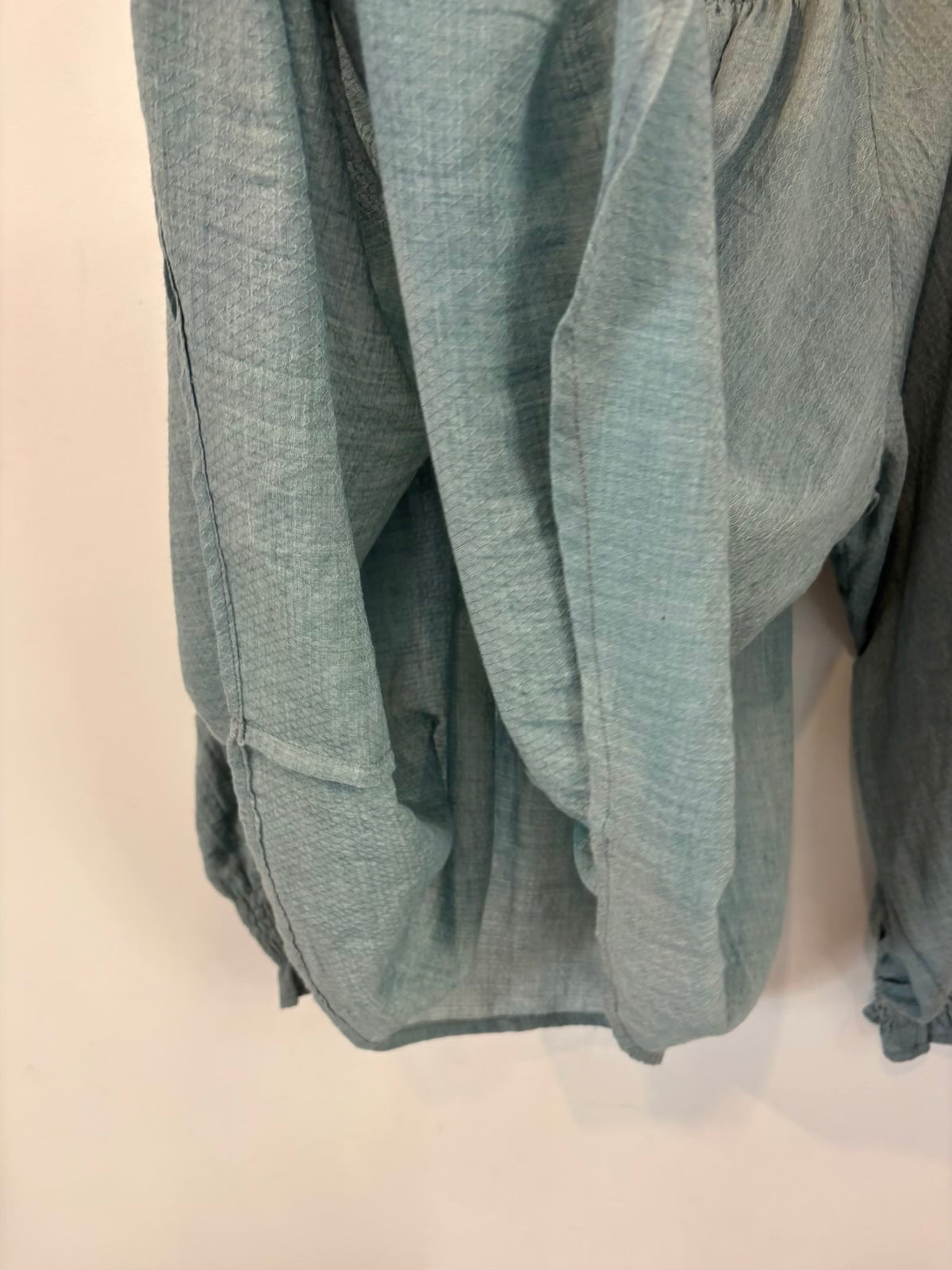 JO SEPHINE. Blusa azul fluida detalle cuello 💕