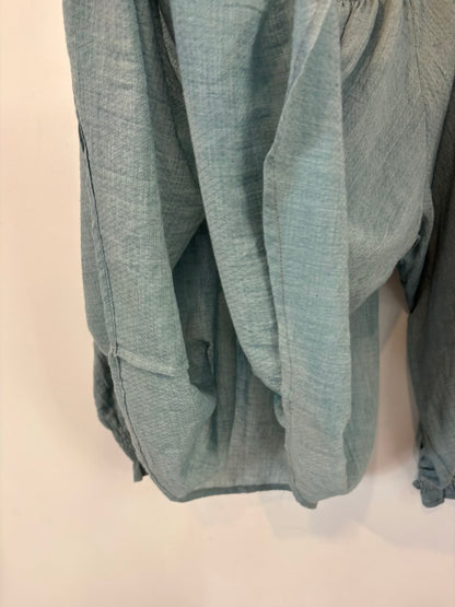JO SEPHINE. Blusa azul fluida detalle cuello 💕