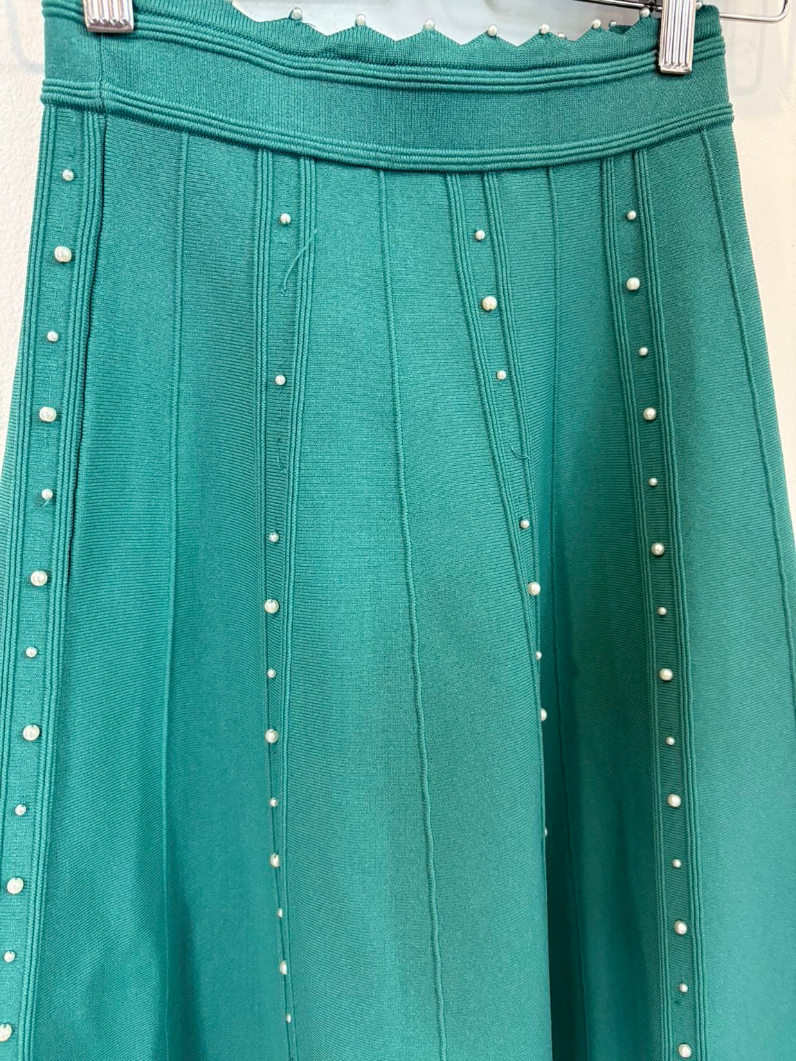 SANDRO. Total look punto elástico detalle perlas