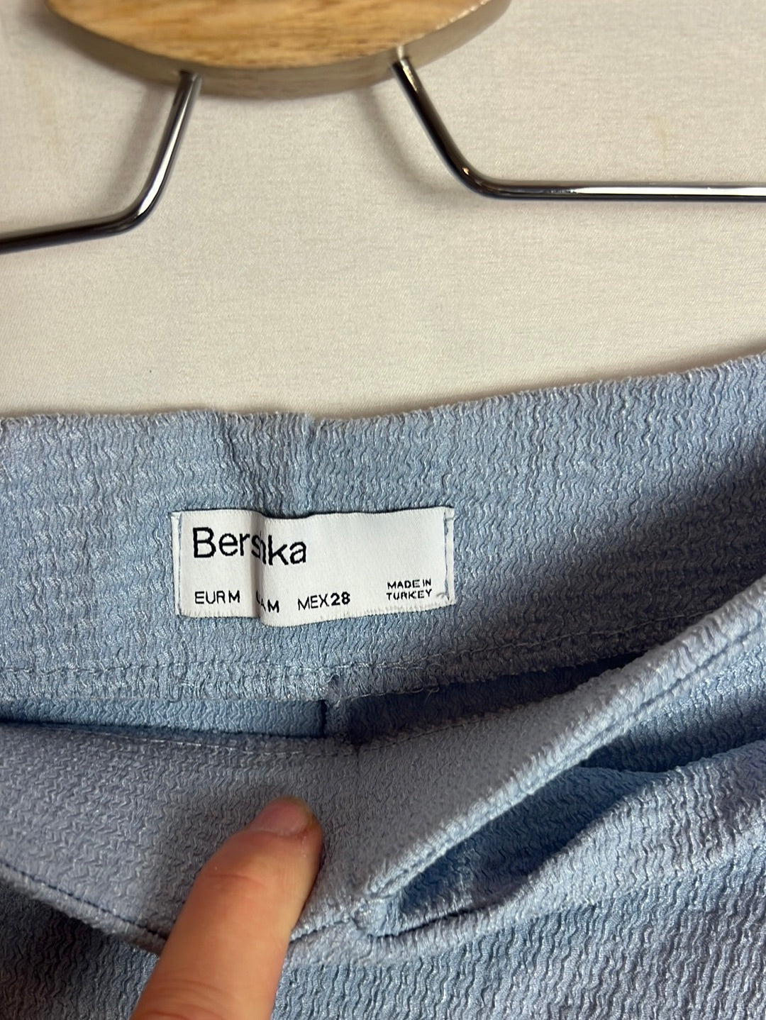 BERSHKA. Pantalón azul fluido efecto pareo. T M