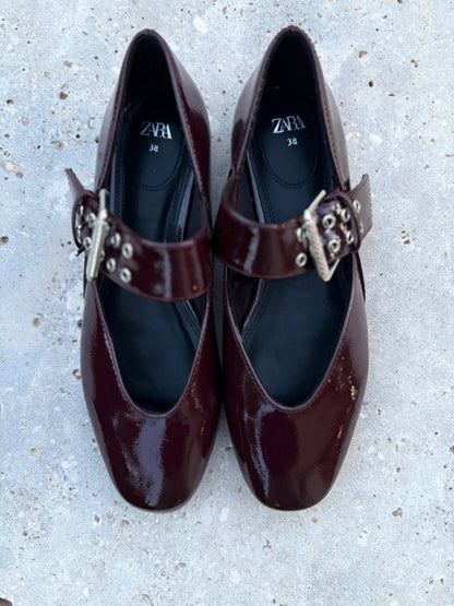ZARA. Bailarinas charol hebilla