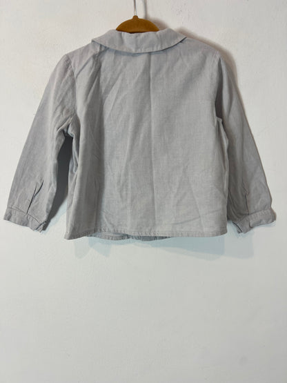 OTRAS. Camisa gris claro textura. T 2 años