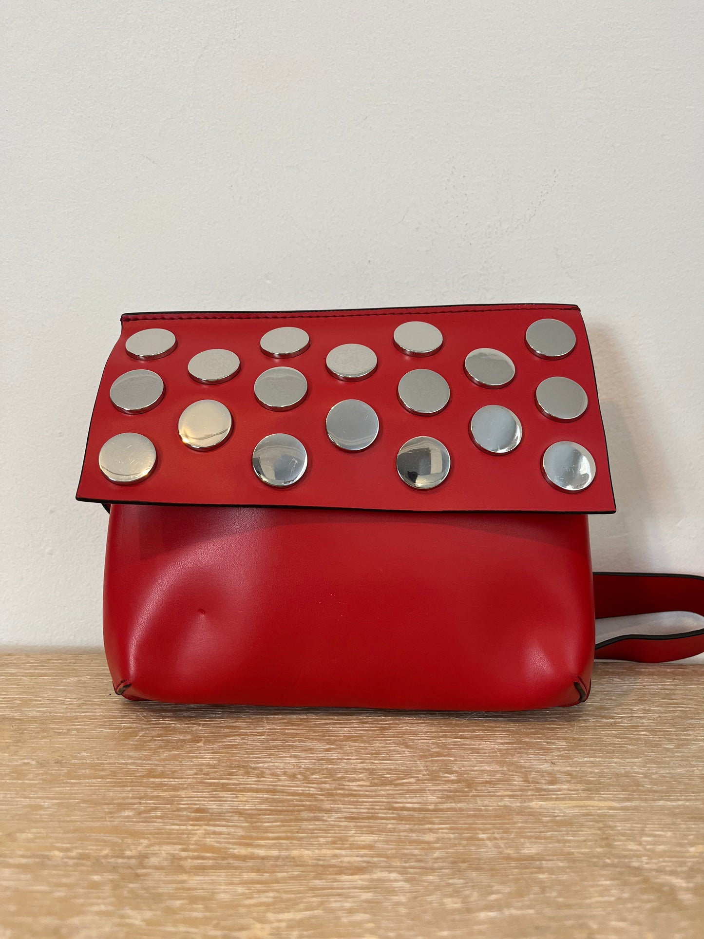 &OTHER STORIES. Riñonera tachuelas