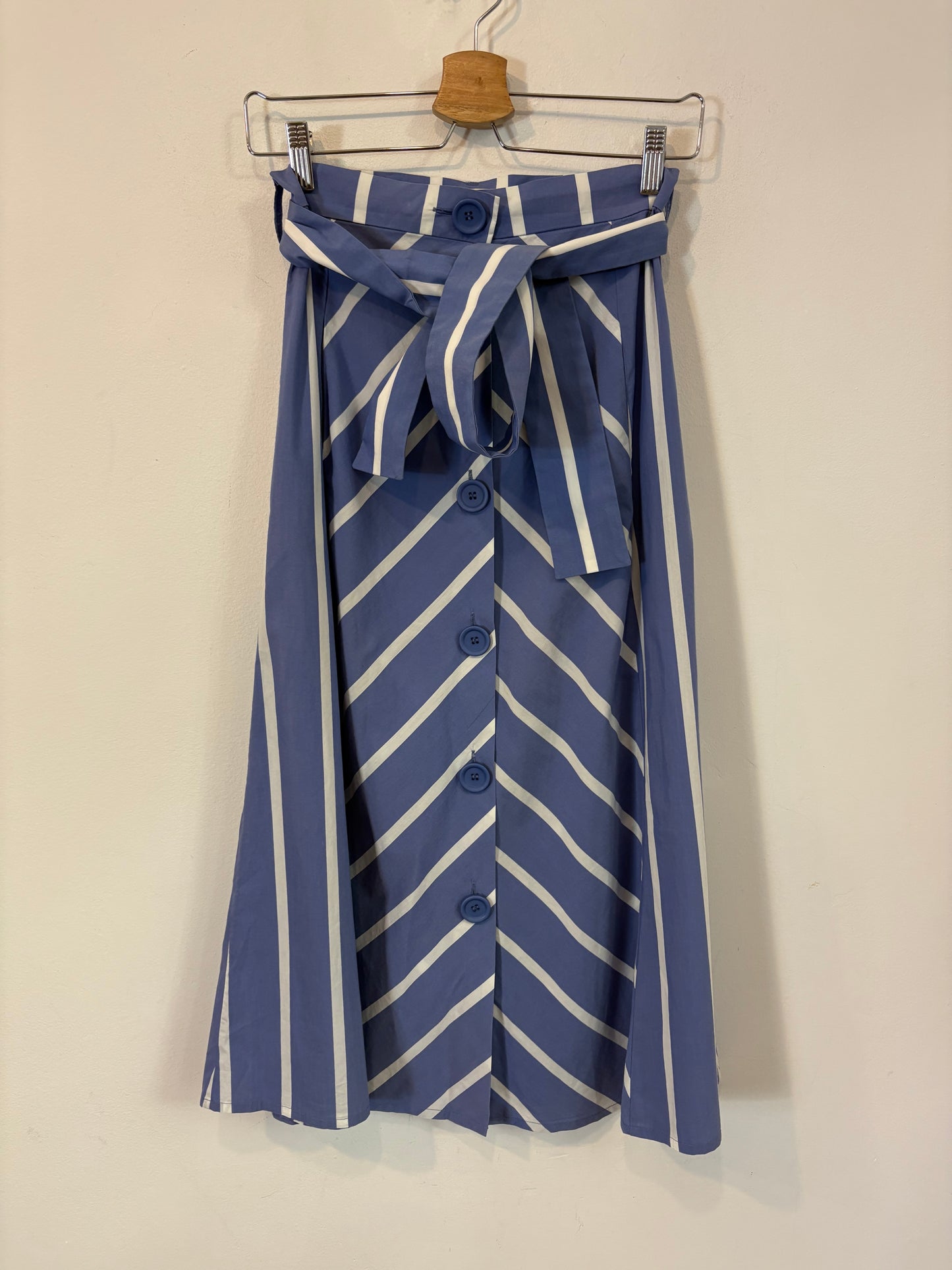 MAJE. Total look top y falda rayas