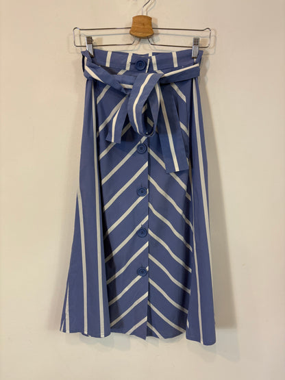 MAJE. Total look top y falda rayas