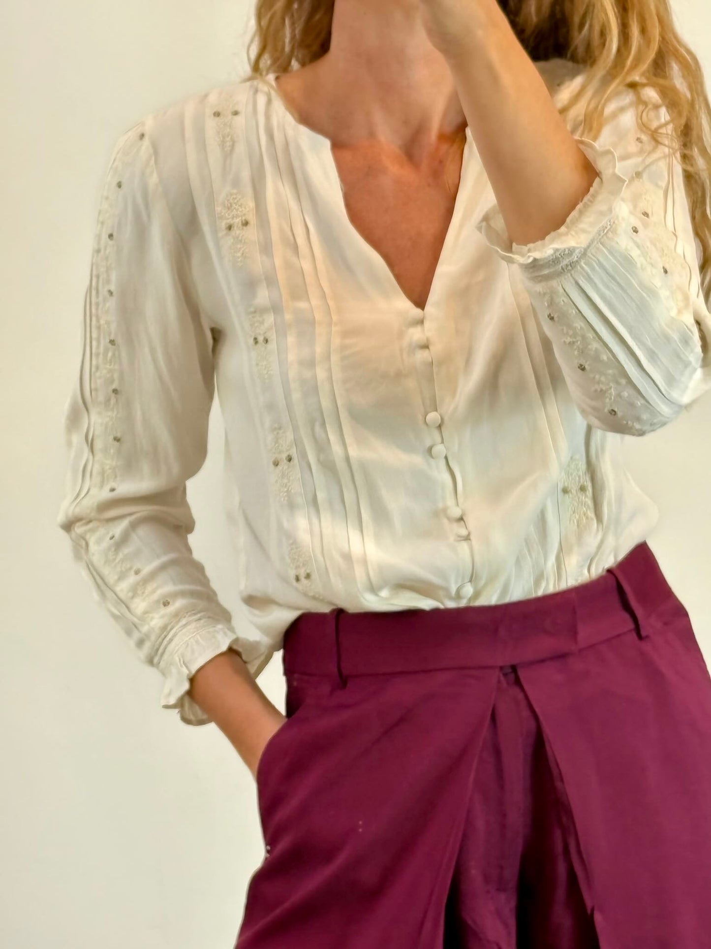 INTROPIA. Blusa beige fluida bordados