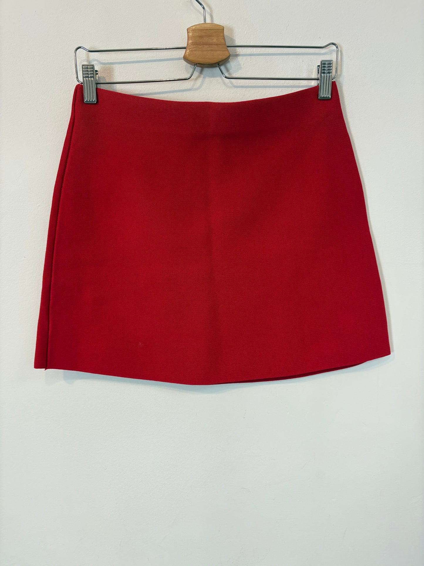 ZARA. Falda roja punto elástico. T S