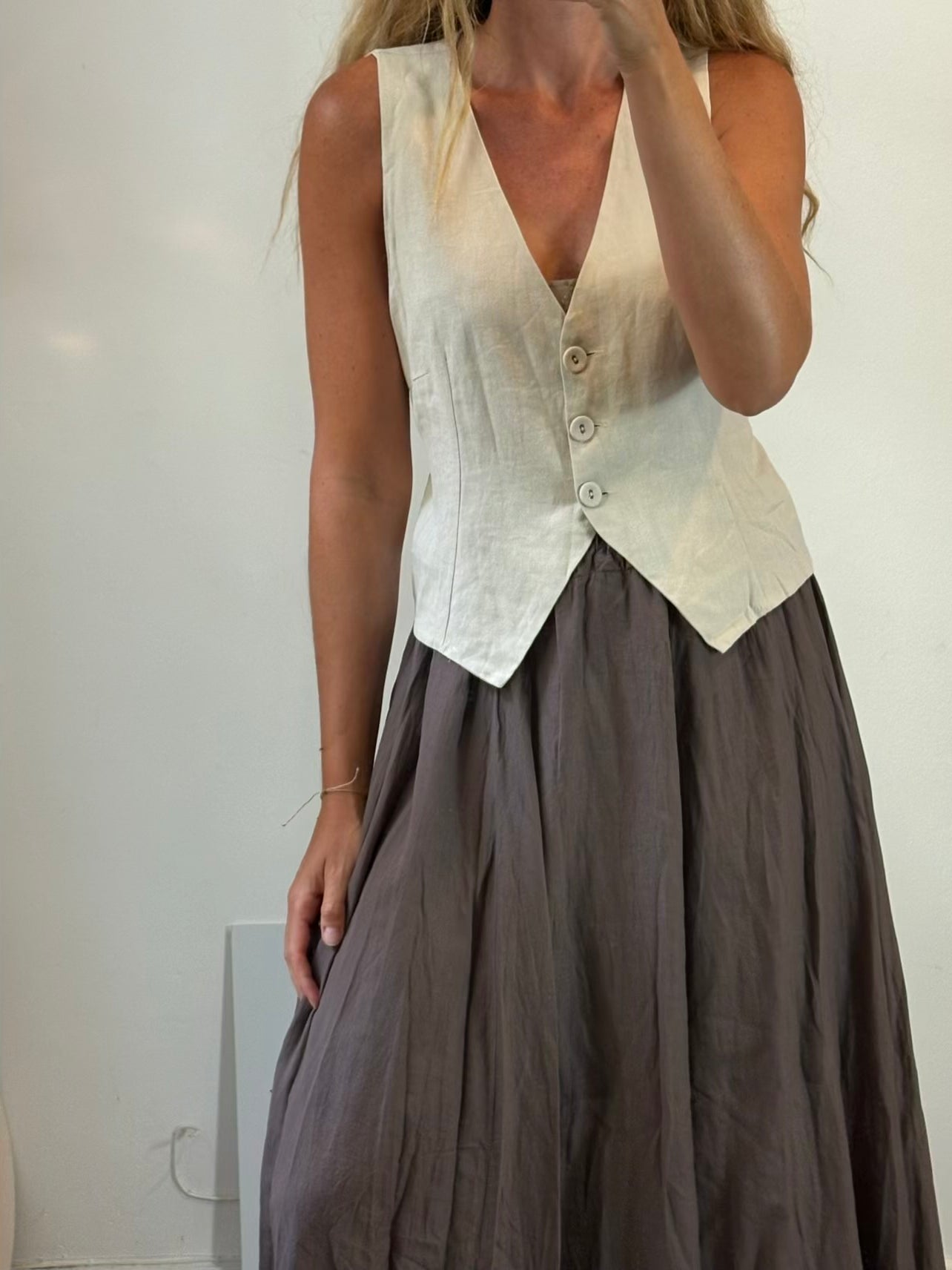 LE GODET. Top beige abotonado