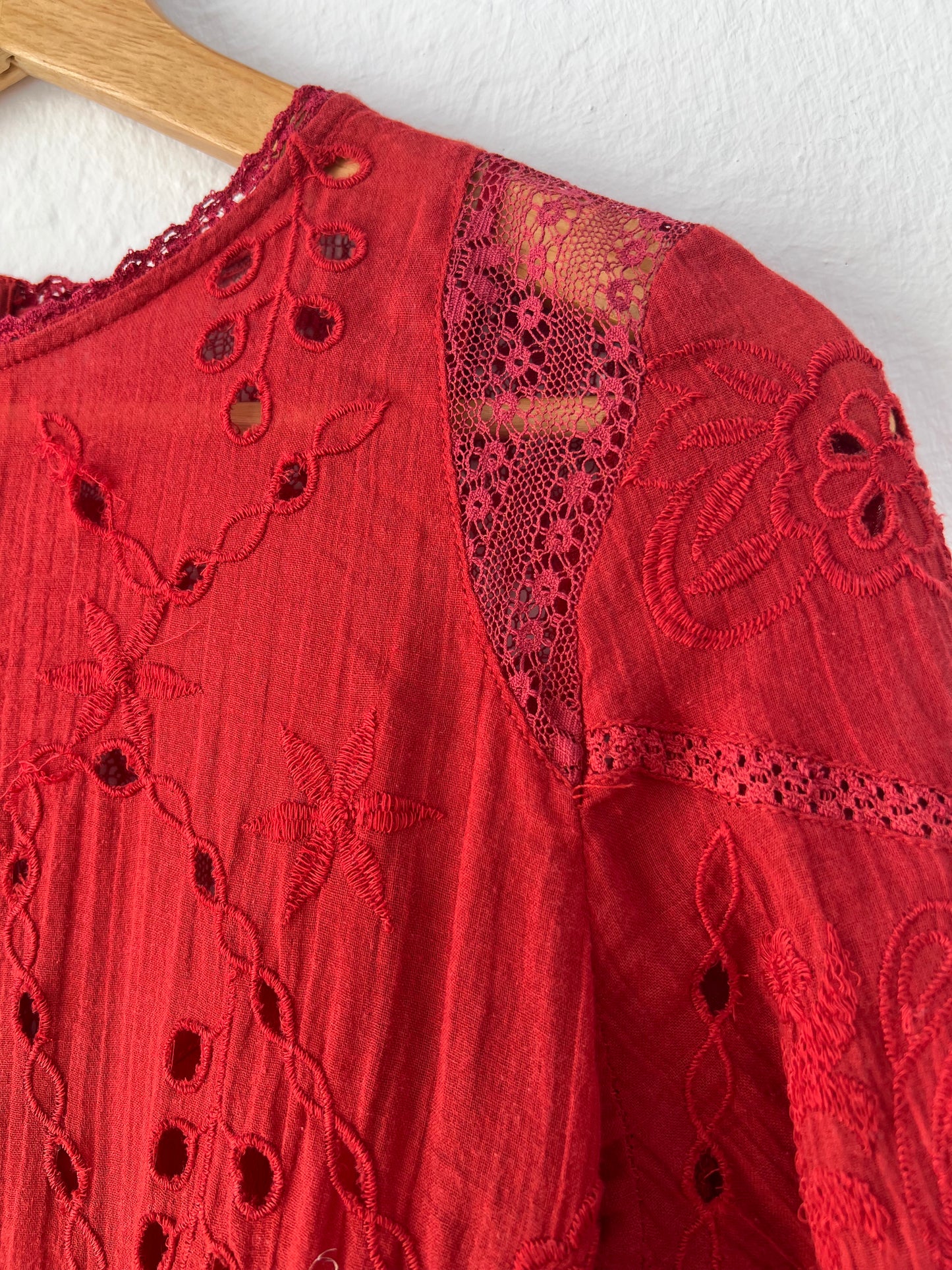OTRAS. Vestido burdeos oscuro bordado  TU(S)
