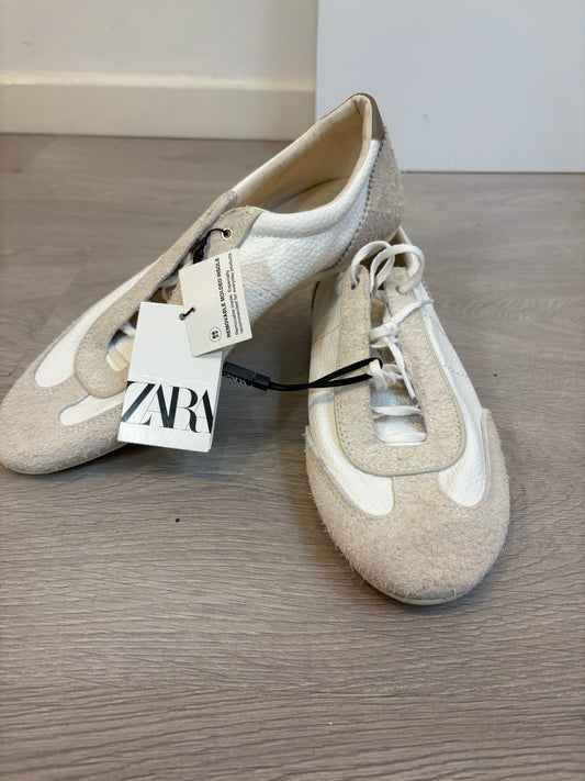 ZARA. Zapatillas blancas texturas