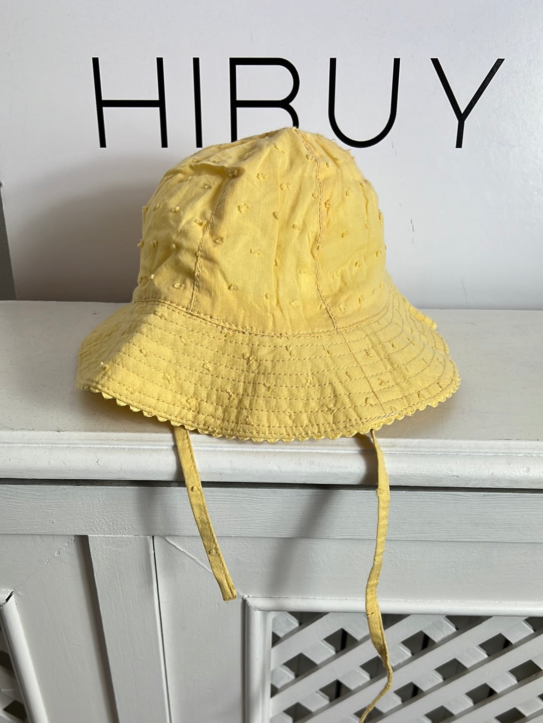 H&M. Bucket amarillo textura. T 6-12  meses