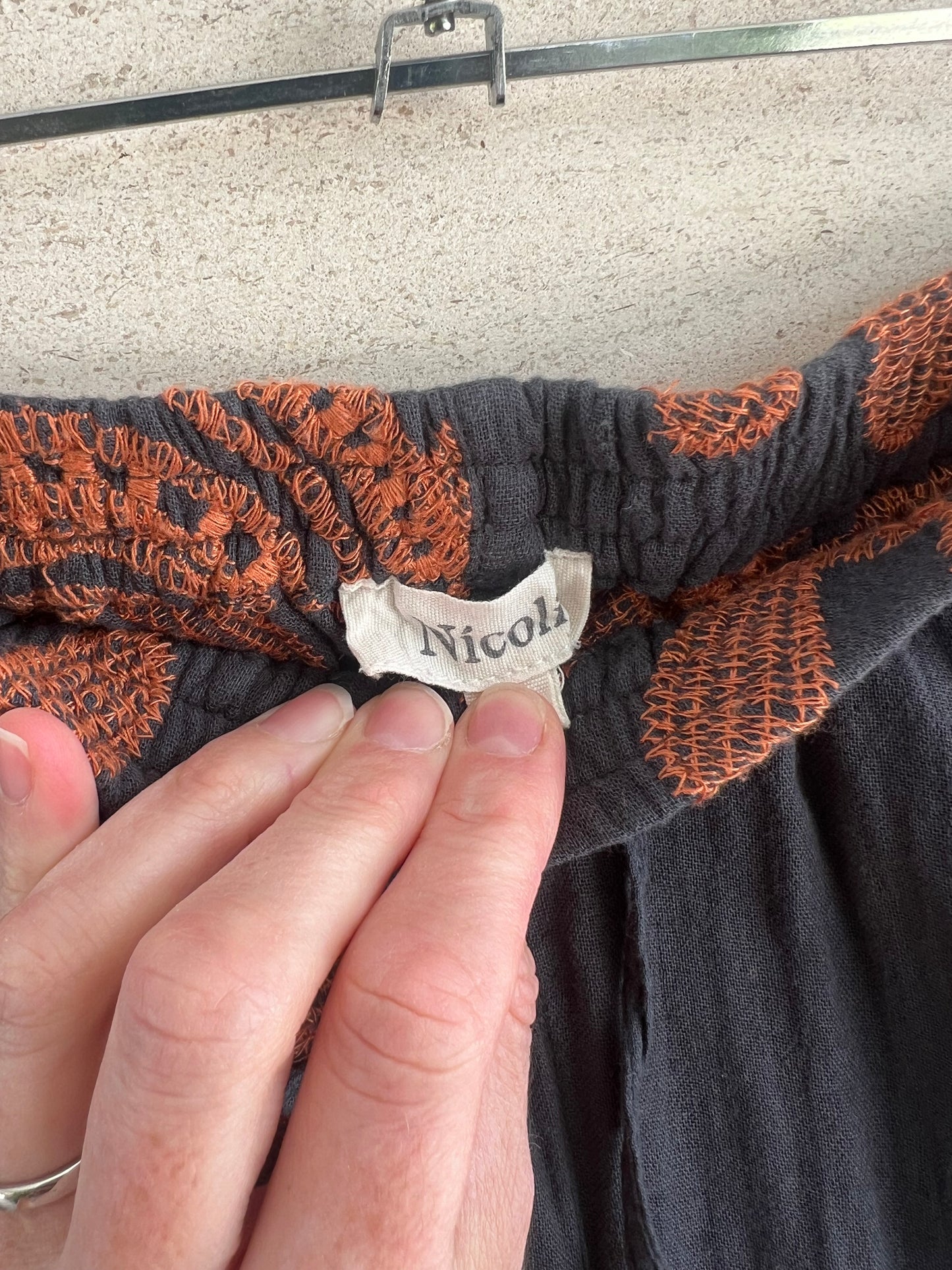 NOCOLÍ. Pantalón gris bordado  T.34