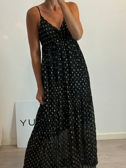CUPLÉ. Vestido largo negro vaporoso detalles dorados