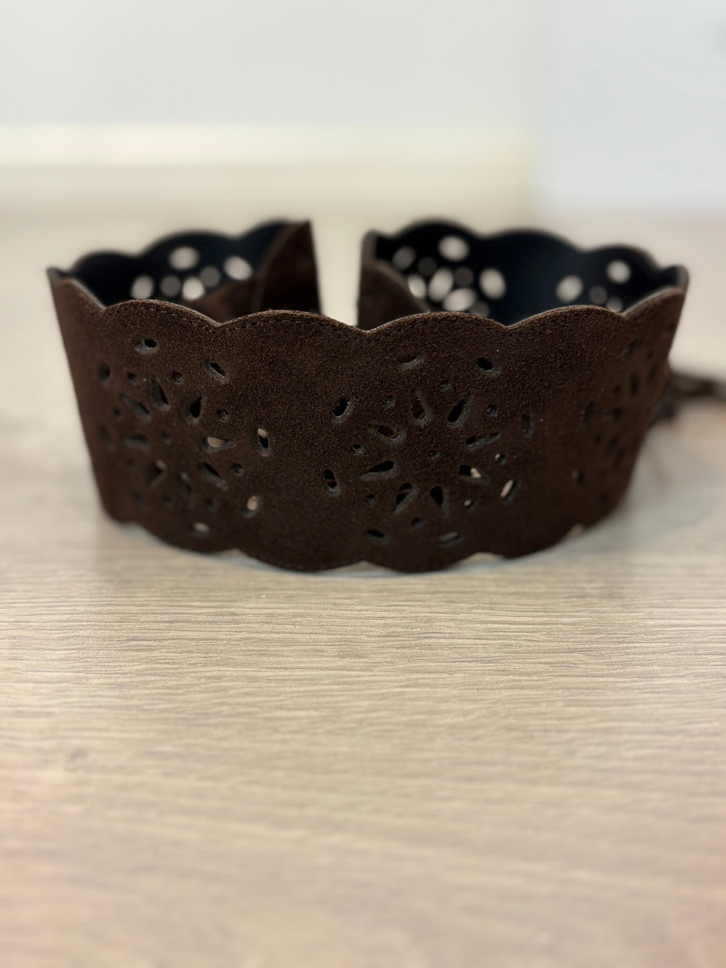 OTRAS. Cinturón marrón troquelado ajustable