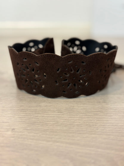 OTRAS. Cinturón marrón troquelado ajustable