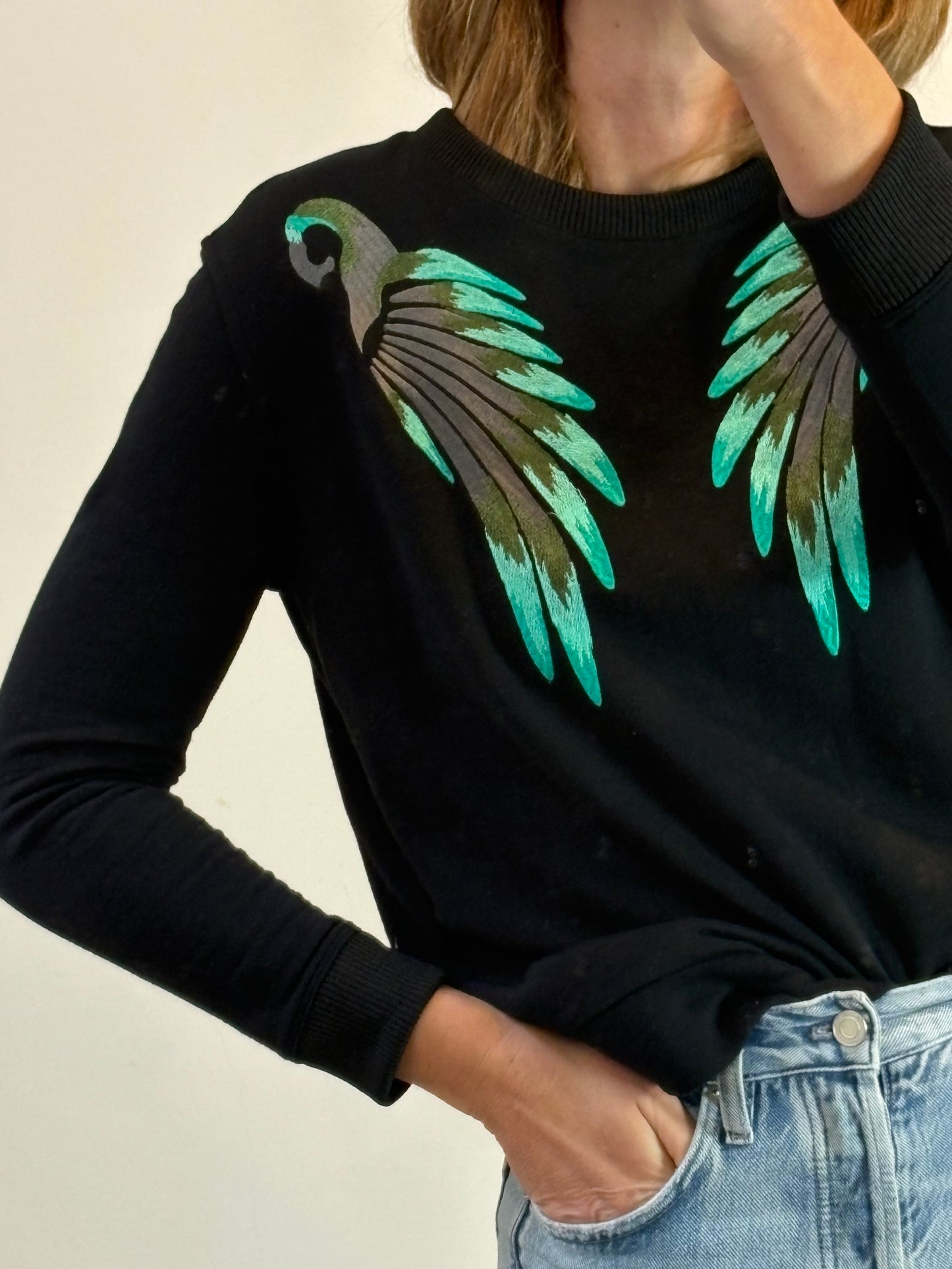 MAJE. Sudadera negra bordados